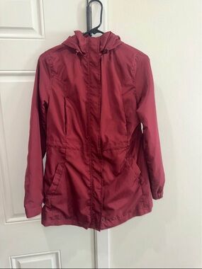 Women's Lightweight Hooded Rain Jacket - Burgundy